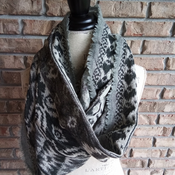 Sacchi 100% Wool Infinity Scarf. - Picture 4 of 5